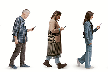 3 Personen gehen hintereinander und schauen ins Smartphone