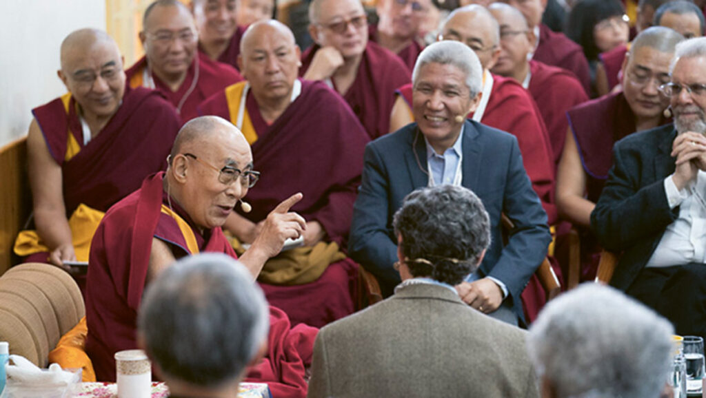 Der Dalai Lama ist umringt von Menschen auf der 33. "Mind & Life"-Konferenz im März 2018. © Tenzin Choejor