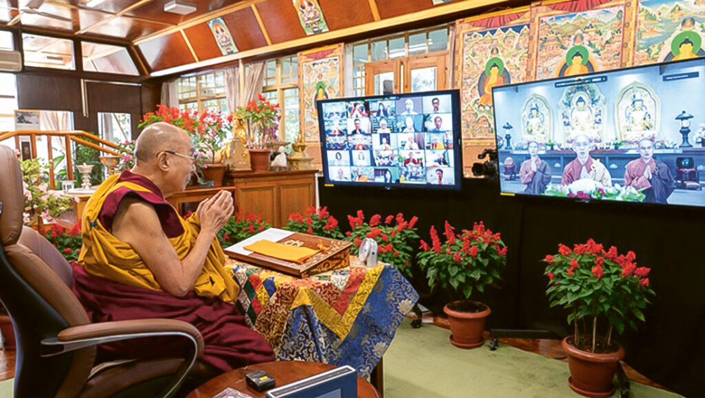 Der Dalai Lama während einer Online-Behlehrung in Dharamsala, Indien am 9. Oktober 2021.