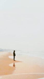 Dekorative Bild: Mann steht am Meer und schaut in die Weite