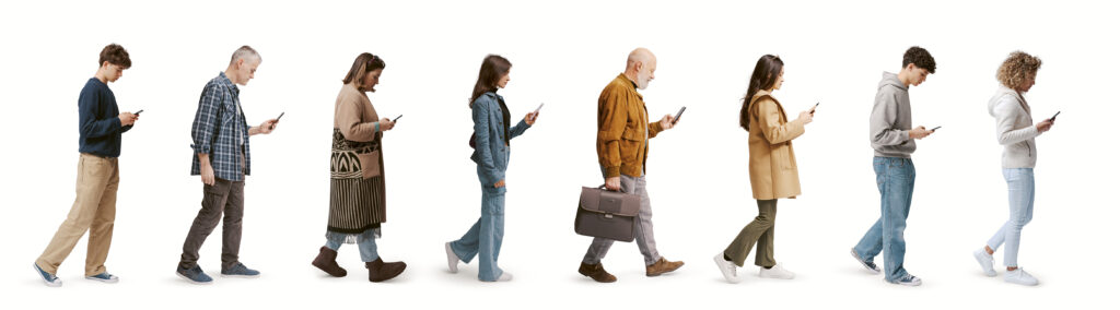 Acht sehr unterschiedliche Menschen gehen in einer Reihe hintereinander. Alle schauen in ihr Smartphone