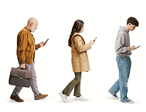 3 Menschen gehen hintereinander und schauen in ihr Smartphone