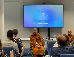 Ajahn Brahmali im Presseraum des Europäischen Auswärtigen Dienstes in Brüssel