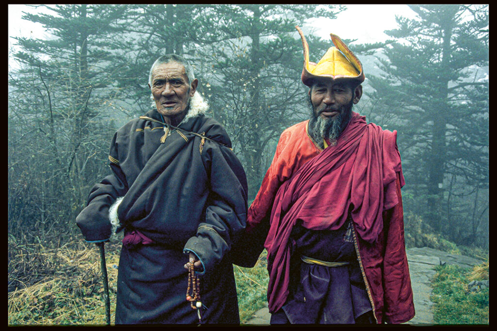 Zwei Mönche, fotografiert von Friedrich Reg
