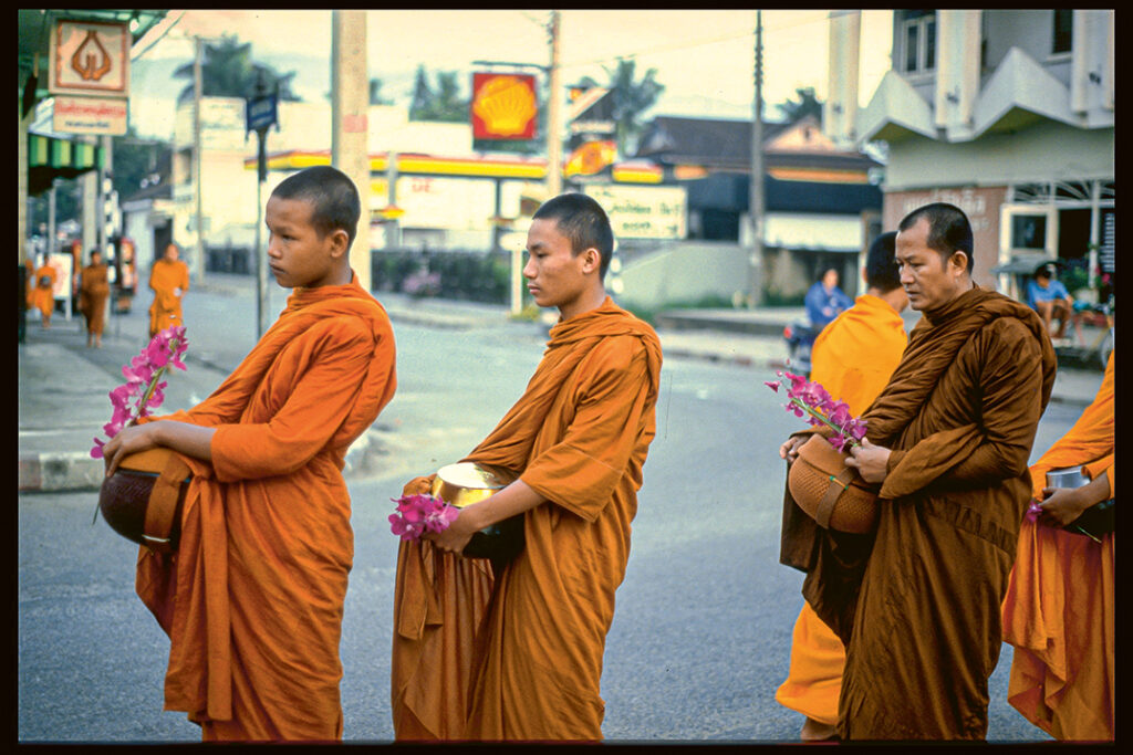 Mönche, fotografiert von Friedrich Reg
