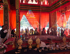 Vorschau Bild zum Beitrag: Friedensfest Bhutan. Festzelt