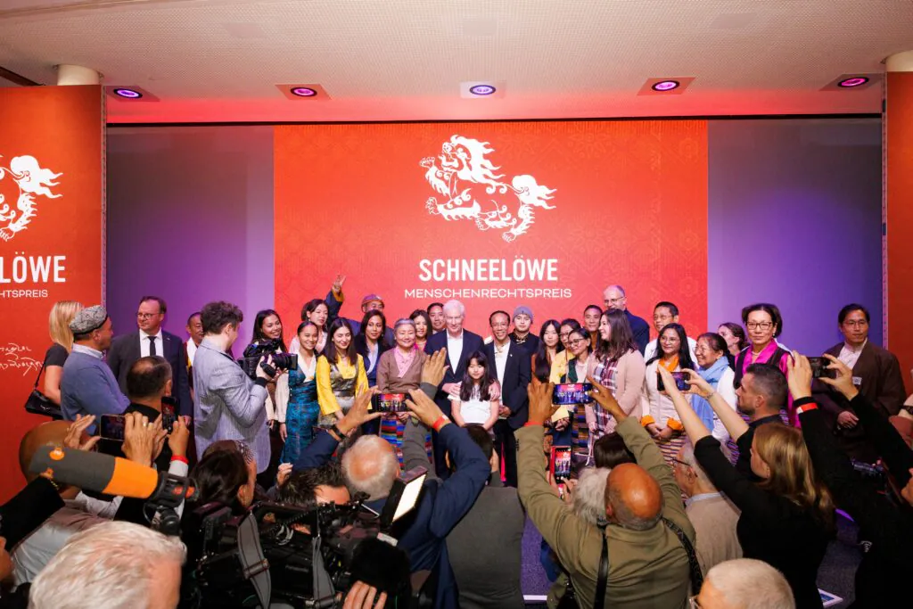 Schlussbild mit Preisträgern und allen Akteuren. Foto: Andreas Müller/ICT