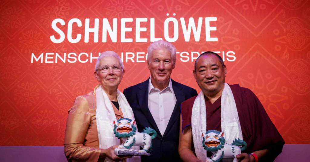 Von links: Preisträgerin Dr. Sophie Richardson, ICT-Chairman Richard Gere und Preisträger Geshe Lobsang Monlam. Foto: Andreas Müller/ICT