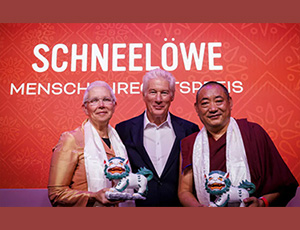 Vorschaubild Meldung Menschenrchtspreis Schneeloew der Tibetinitiative: Richard Gere mit den beiden Preisträgern