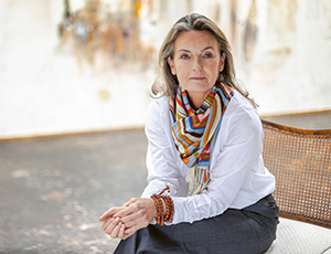 Vorschaubild, Beate Aldag sitzt auf einem Stuhl