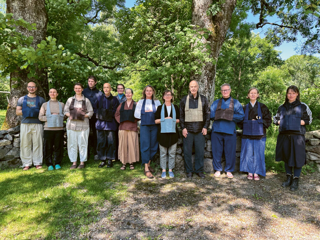 Zentatsu Baker Roshi (4. v. r.) Tatsudo Nicole Baden Roshi (3. v. l.) mit der
Hausgruppe 2025 des Zen Buddhistischen Zentrums Schwarzwald