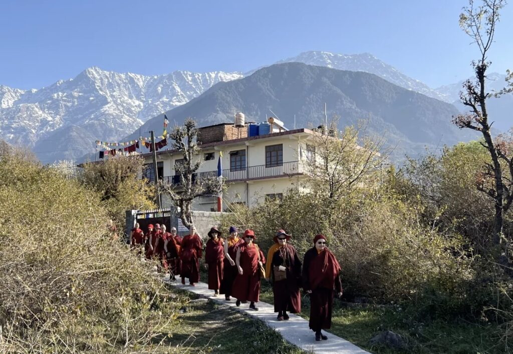 Nonnen vor dem tibetischen Kloster im Himalaya