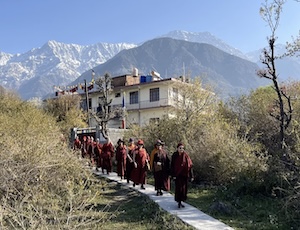 Nonnen vor dem tibetischen Kloster im Himalaya