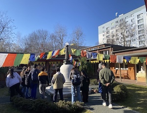 Vorschaubild_Schulklasse am Stupa vom Lotos Vihara