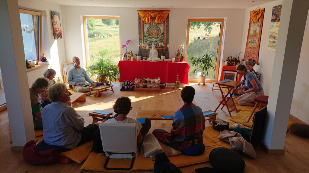 Menschen im Kreis bei der Meditation