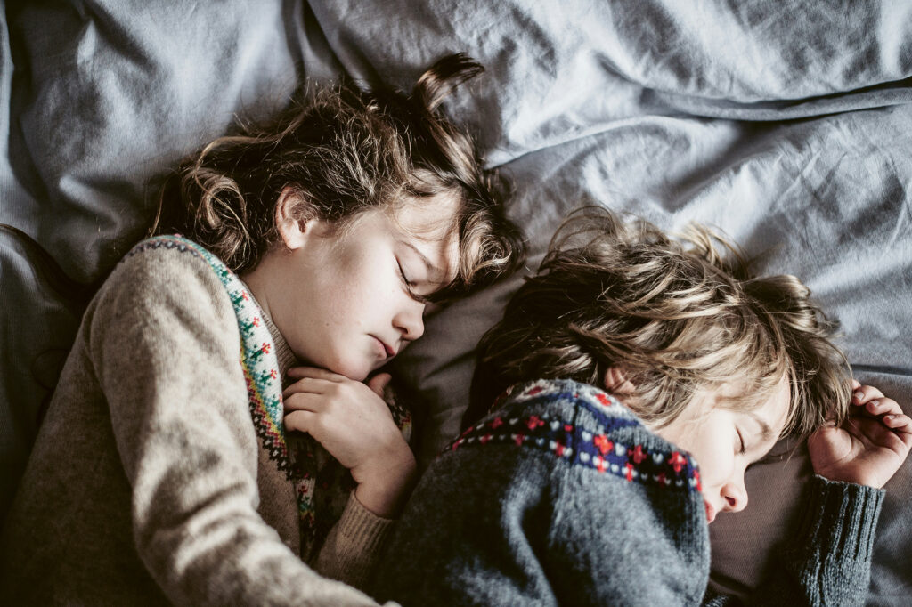 Foto zwei schlafende Kinder
