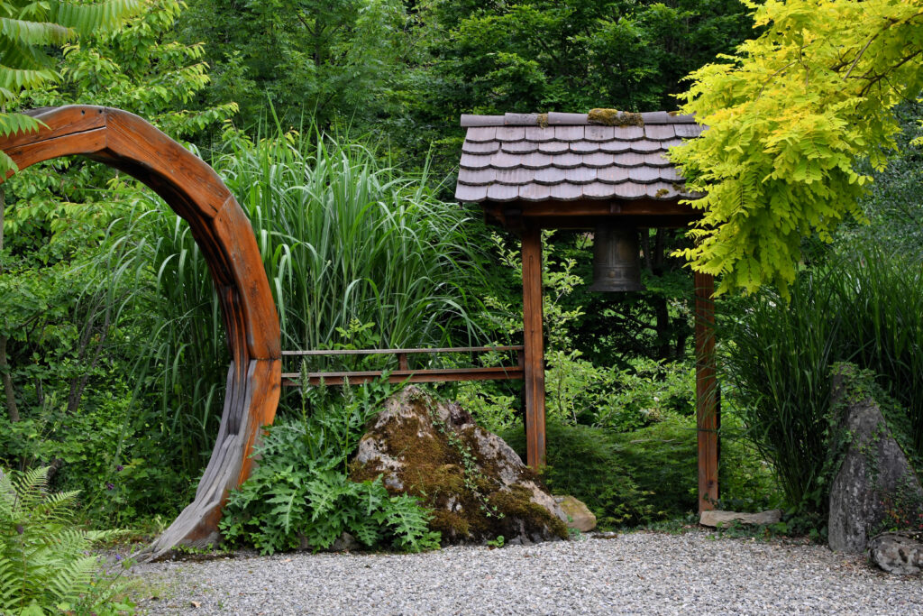 Haus TAO, Torloses Tor und Friedensglocke